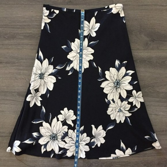 CASUAL CORNER Women's Size 12 100% Silk A-Line Floral Skirt Navy & White - Picture 10 of 11